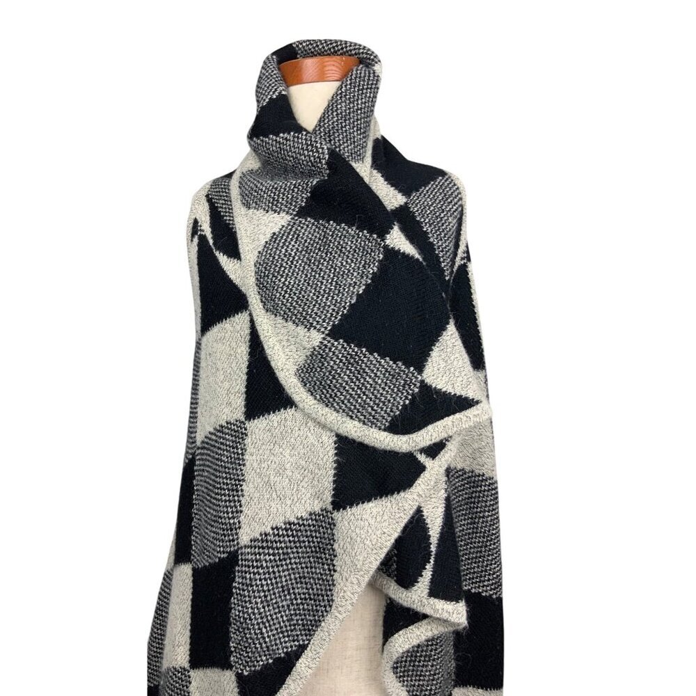 Sioni white / black check  one size  excellent condition throughout